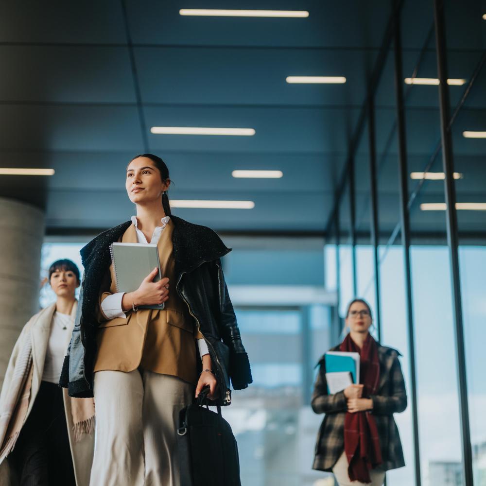 الاستثمار الواعي: كيف يدعم استقلالكِ المادي حريتكِ في اتخاذ قراراتكِ المصيرية؟