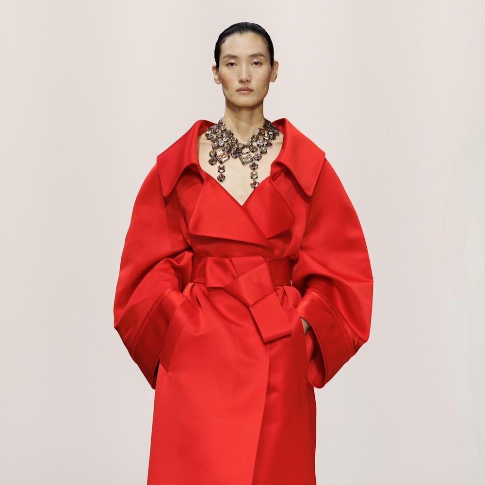 معطف أحمر طويل من Givenchy يشكّل محور الإطلالة بالكامل