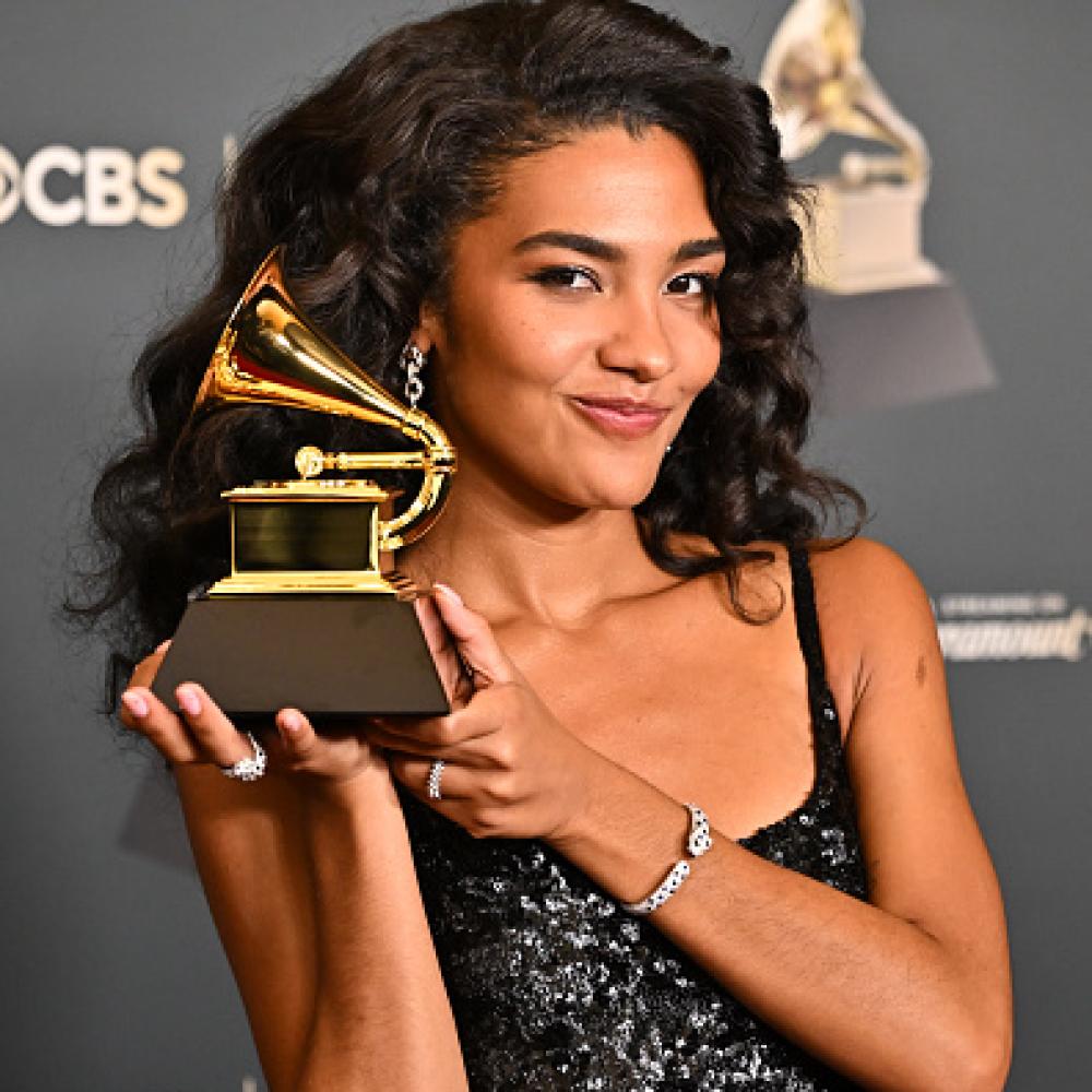 Olivia Dean تتألق بمجوهرات كارتييه في حفل غرامي