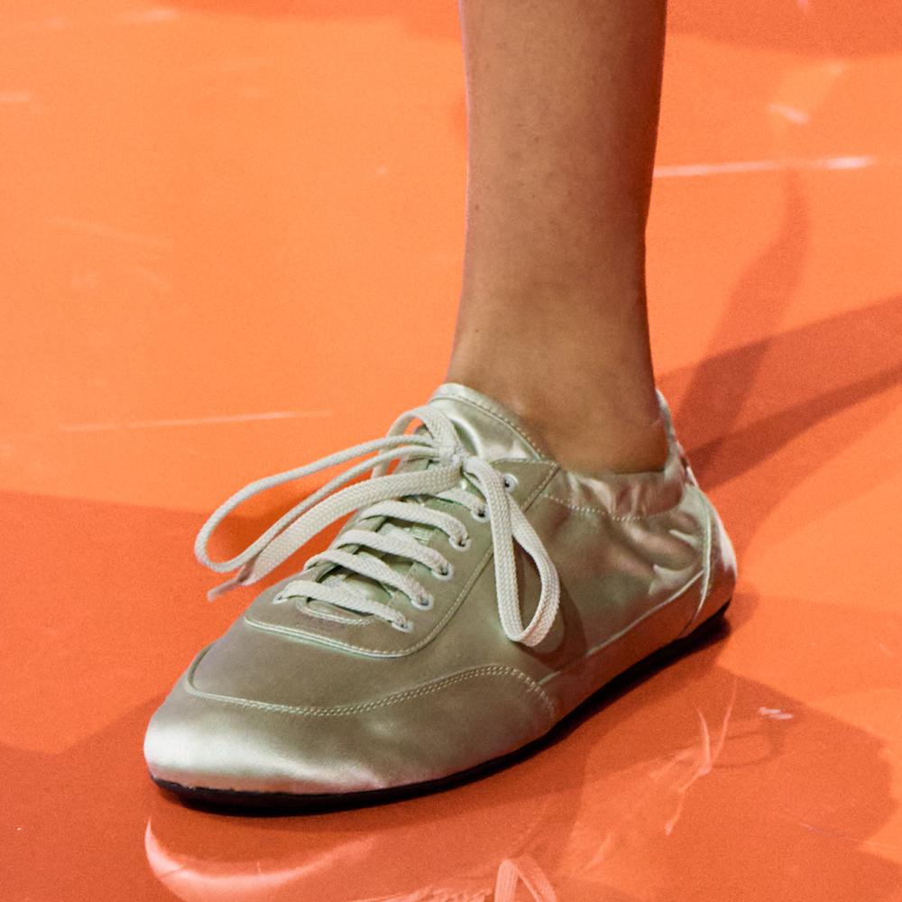 حذاء بالساتان اللامع العاجي من مجموعة ربيع وصيف 2026 من Prada