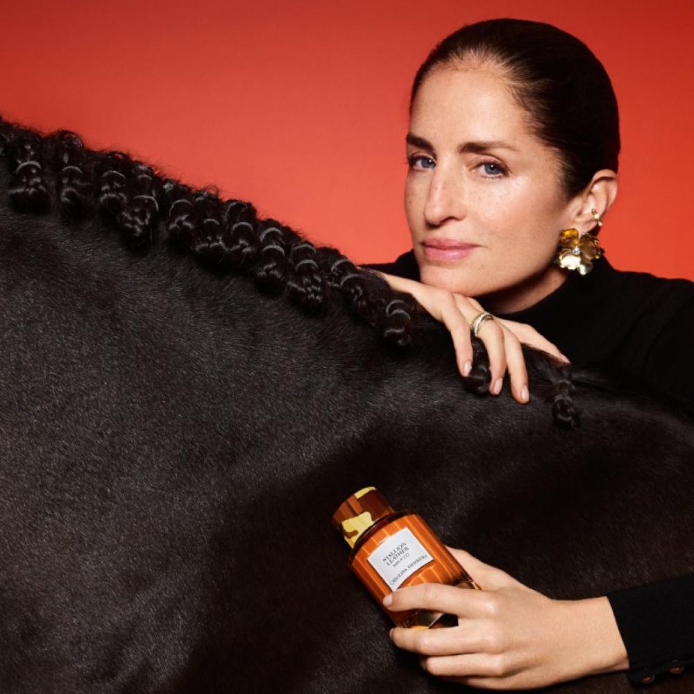 كارولينا هيريرا  تقدم ستاليون ليذر سيروكو إصدار محدود يحتفي بالحرية الجامحة