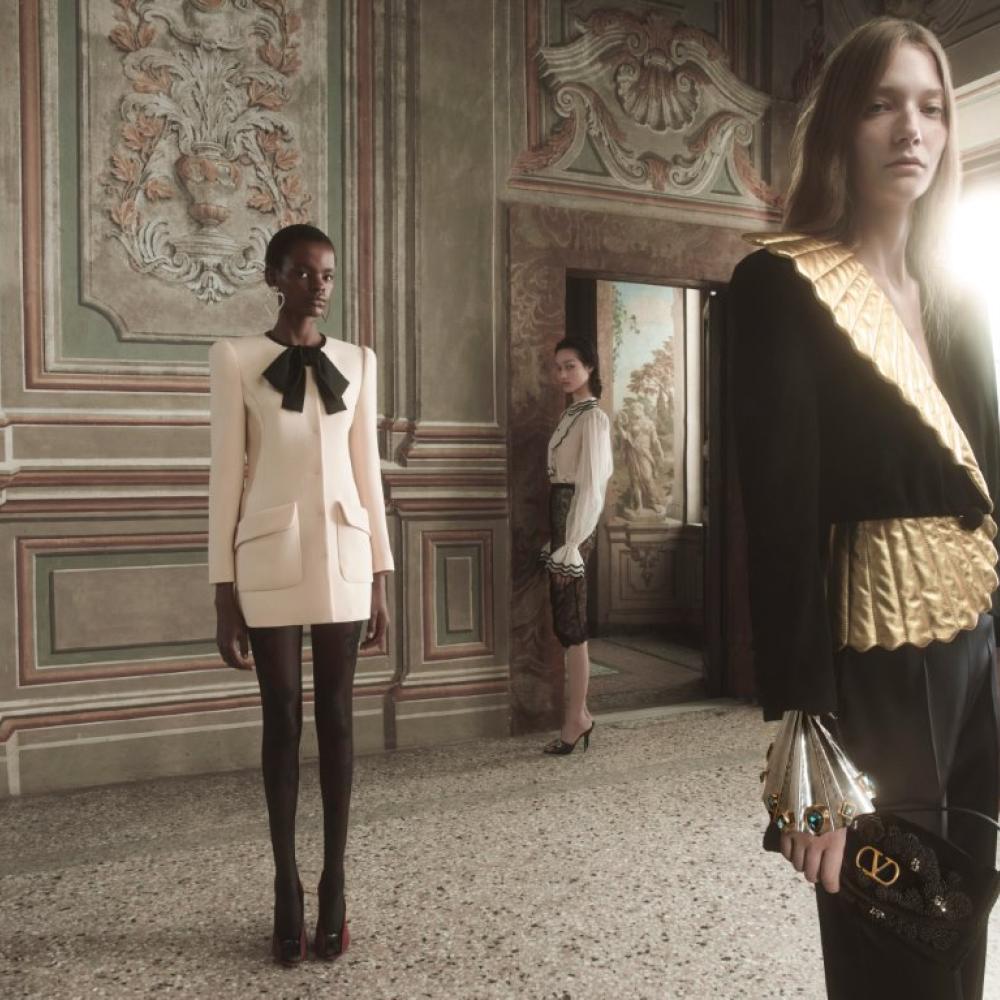 VALENTINO  تطلق حملة اليراعات.. فراشات النار FIREFLIES