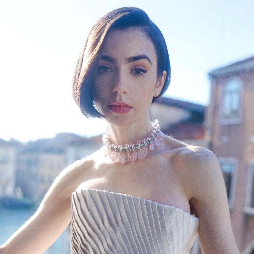 ليلي كولينز تبرز جمالها الناعم في شخصية أودري هابرن