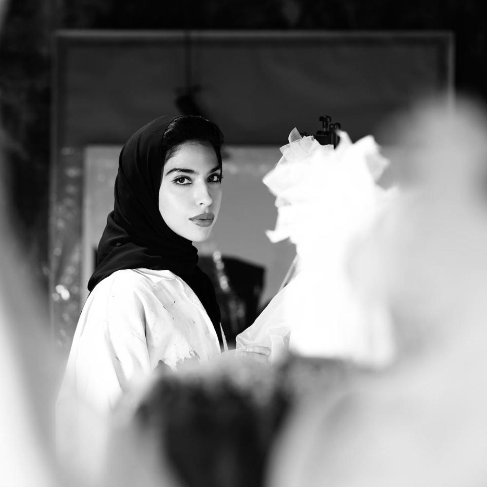 خاص لـ"هي": بثينة المفتاح تعيد قراءة الثوب القطري في آرت بازل الدوحة 2026