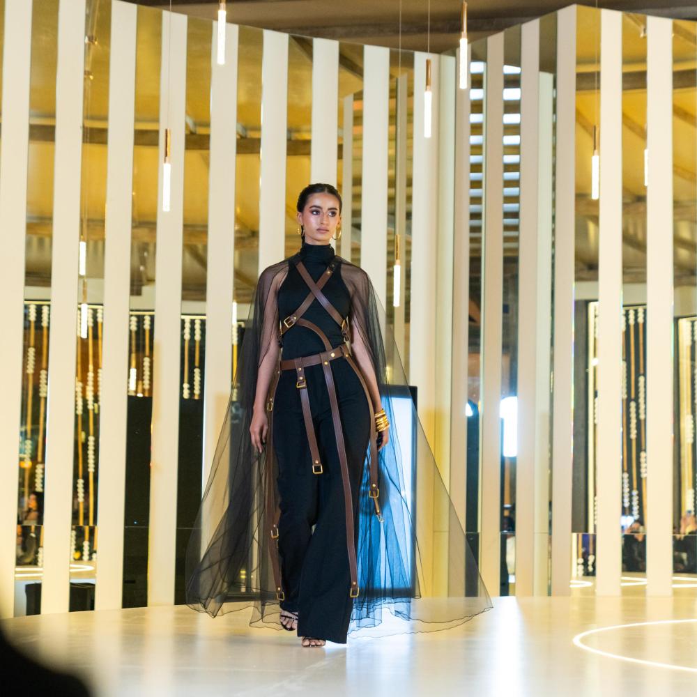 _100 براند سعودي_ تفتتح مشاركتها ضمن كأس السعودية 2026 عبر عروض أزياء (5)