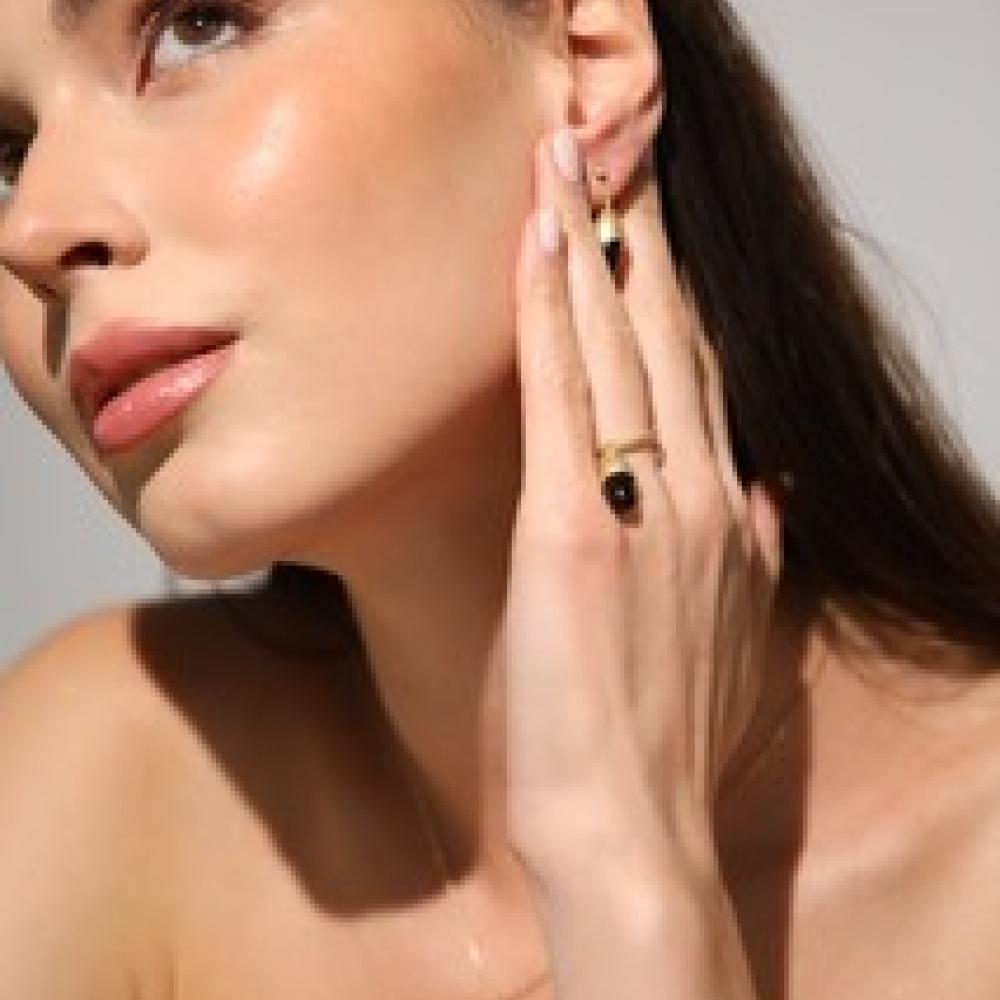 طقم من الحلق والسلسال والخاتم من تصاميم Ulia Jewelry