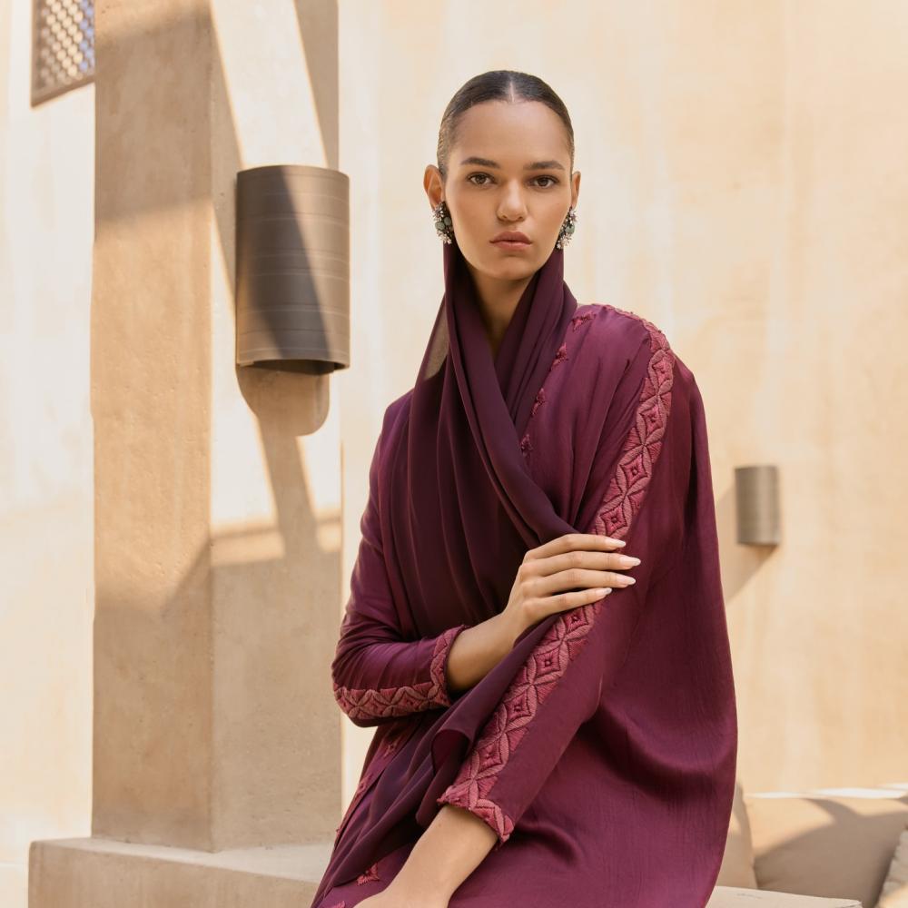 عباية باللون البرغندي من dal.thebrand 