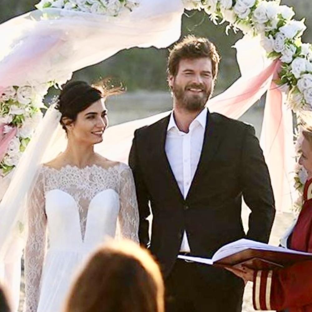 النجمة التركية توبا بويوكوستن