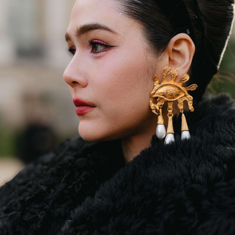 أقراط ذهبية على شكل عين