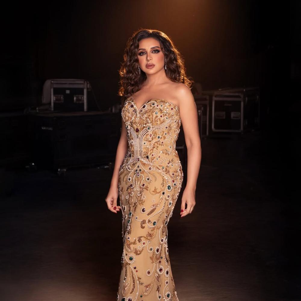 أنغام بفستان سترابلس طويل بلون نيود فاتح