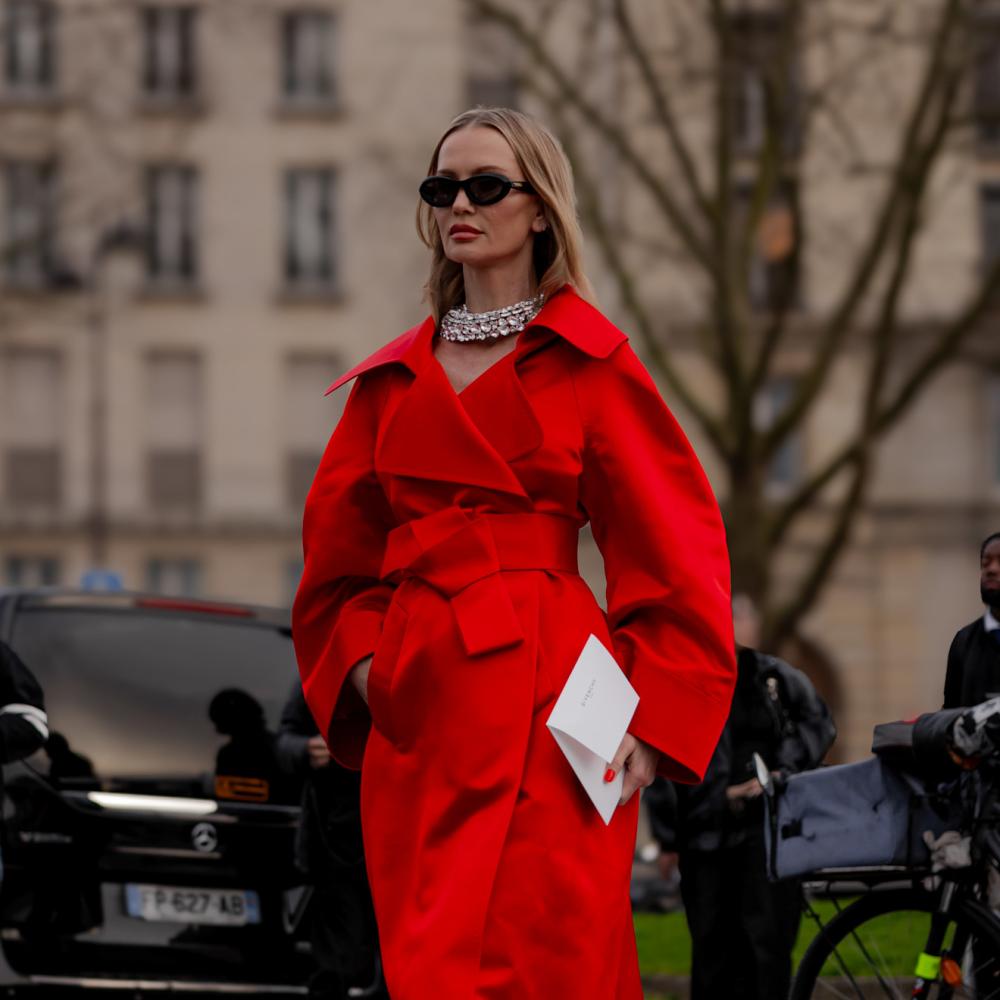  ‎  إطلالة باللون الأحمر تعبر عن القوة والثقة من شوارع باريس