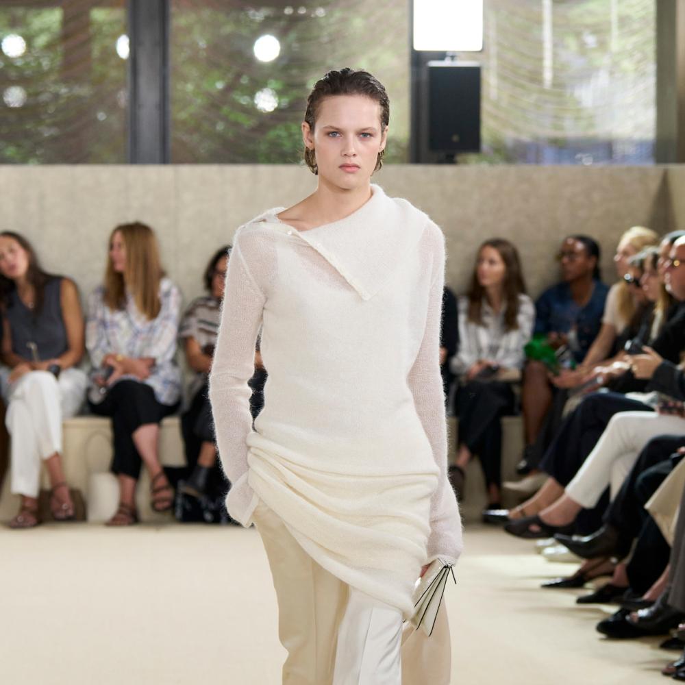 إطلالة ناعمة بمبدأ الـDraping‏ من ‏Toteme‏  ‏