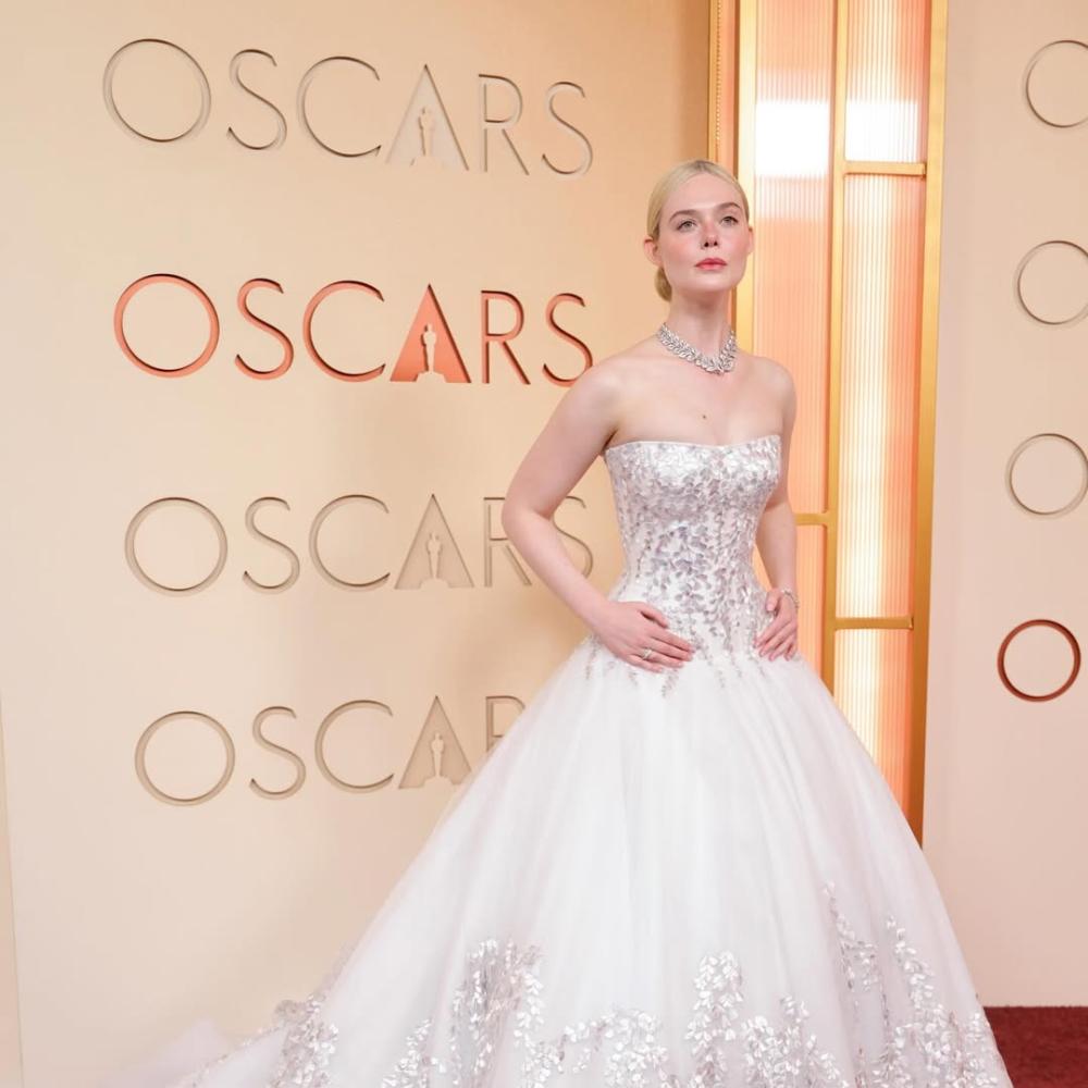 إيل فانينغ بفستان عرائسي أبيض