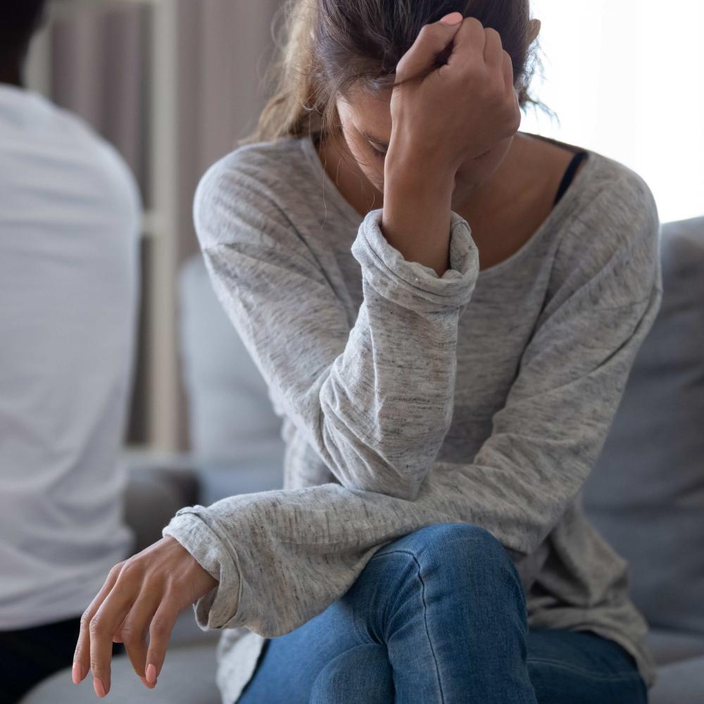 اعرفي كيف تحمين نفسك من التلاعب العاطفي للرجل النرجسي