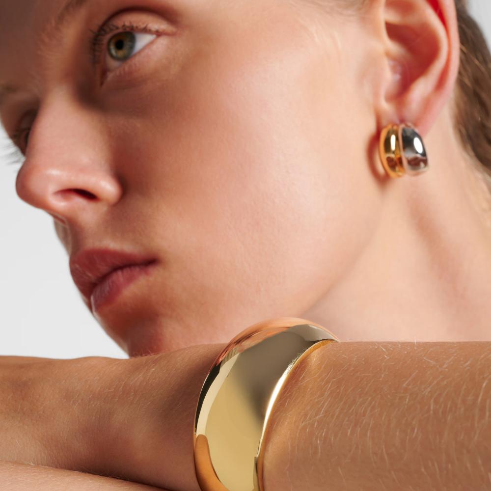 الأساور العريضة من أبرز صيحات اطلالات شهر رمضان