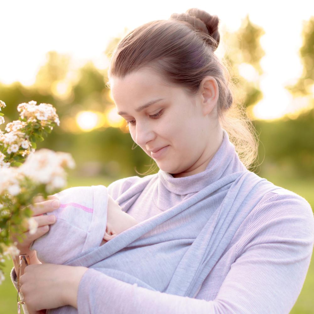 الأم كصانعة أجيال تربي بحب ودفء وتعدهم لمواجهة الحياة بثقة