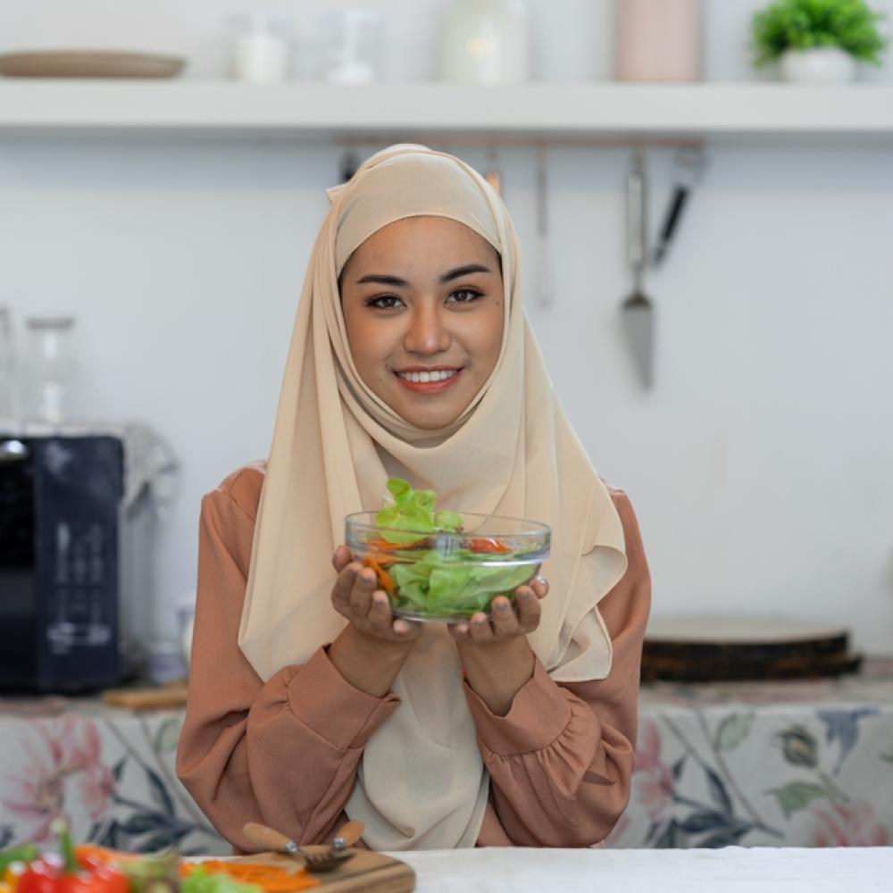 الالتزام بنظام غذائي متوازن أساسي لصيام المراهقين