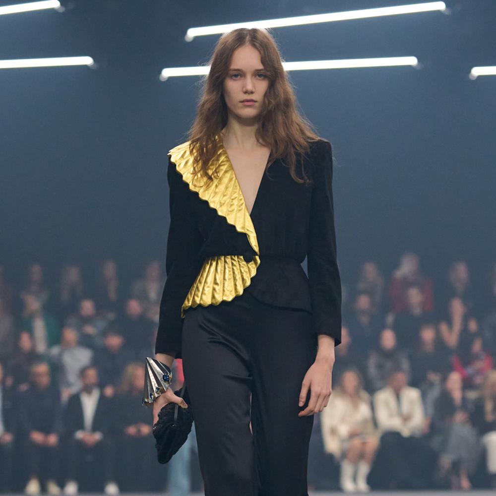 بدلة نسائية بتفاصيل معدنية من ‏Valentino