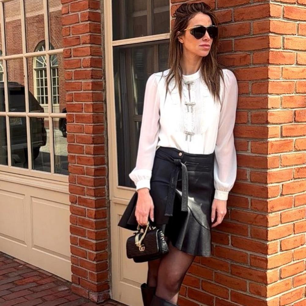 تنسيق التنورة الجلد على طريقة أنابيلا هلال