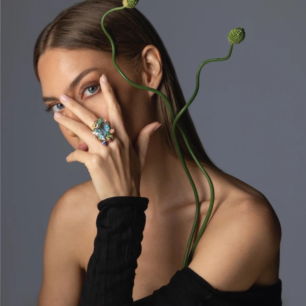 خاتم مرصع بأحجار كريمة من Mariyeh Ghelichkhani