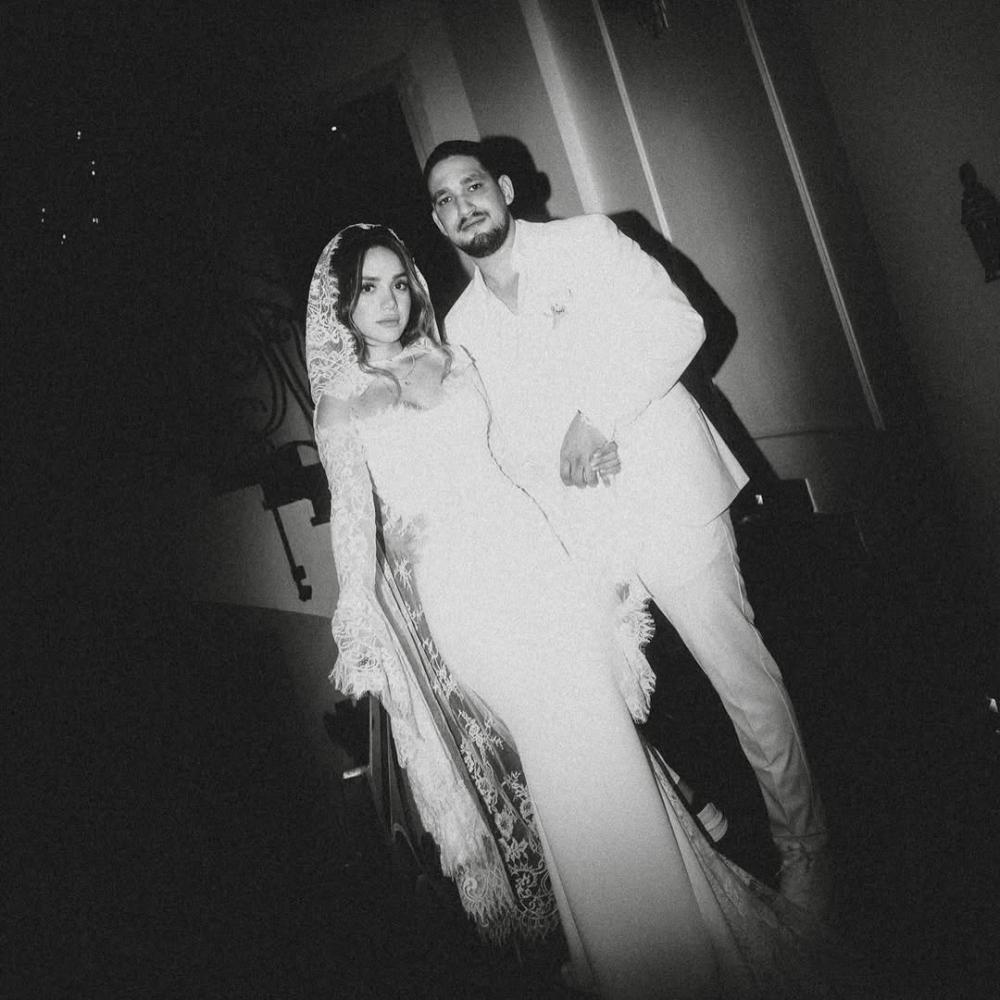 رنا رئيس مع عريسها خلال عقد قرانها 2025