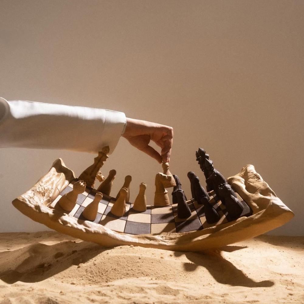 خاص لـ"هي": صالح العجمي… حين تتحول المادة والمكان إلى أساس العمل الفني