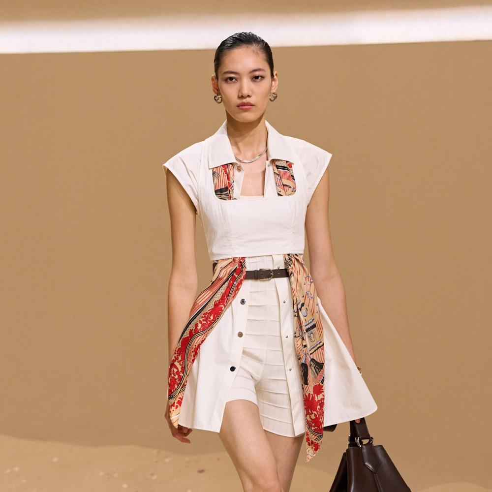 الأوشحة الحريرية… قطعة متعددة الاستخدامات‎ ‎تعود بأساليب تنسيق عصرية في صيف 2026‏