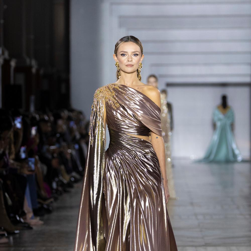 فستان بقماش براق ولون مميز من تصميم طوني ورد