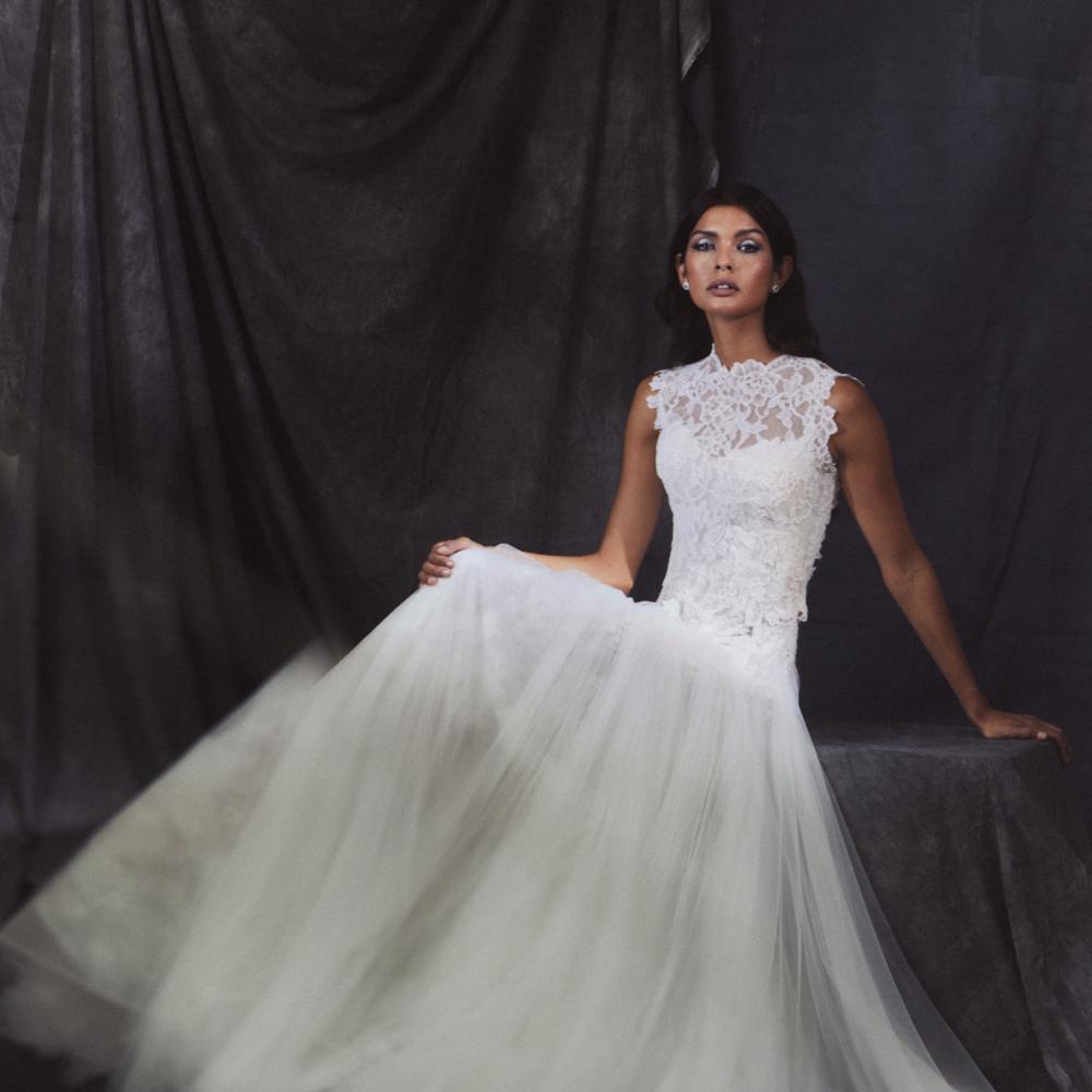 فستان زفاف بياقة علية توقيع ناديا مانجريز