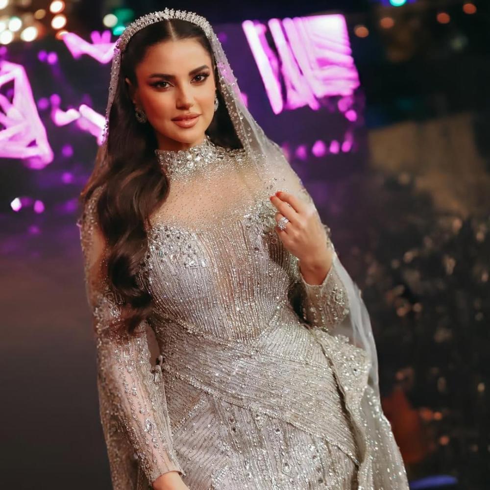 فستان ملكي تألقت به درة زروق في علي كلاي