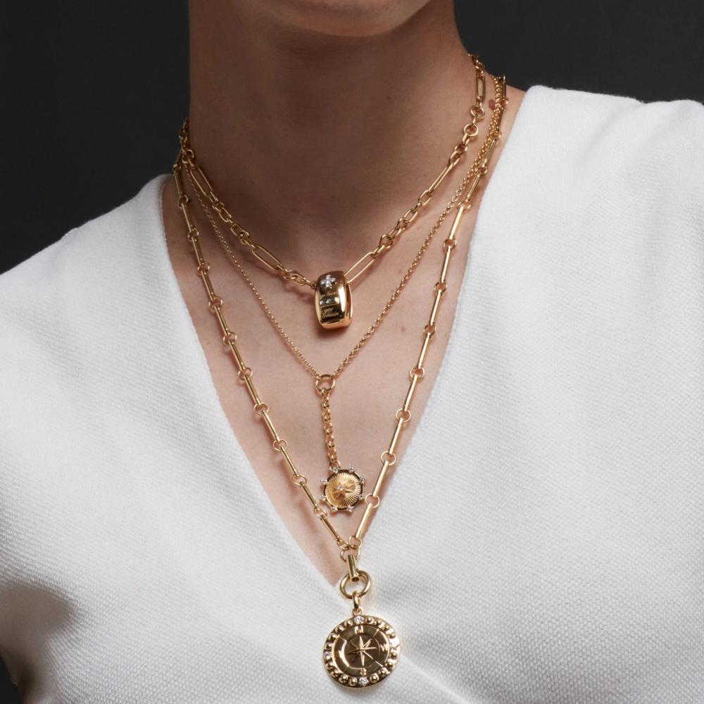 قلائد الطبقات في رمضان لمسة مشرقة مع العباءة والقفطان