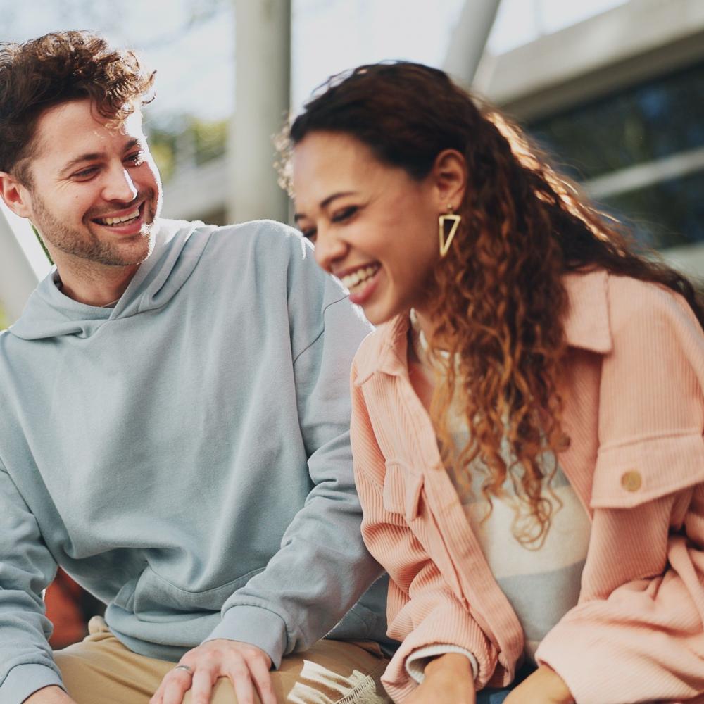 من علامات الرجل الصحي عاطفيًا شعورك معه بالراحة والأمان