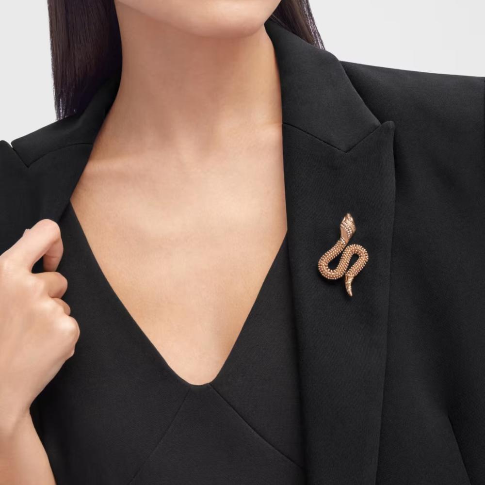 موديلات البروش الفاخرة تزين العباءة في اطلالة رمضان والعيد