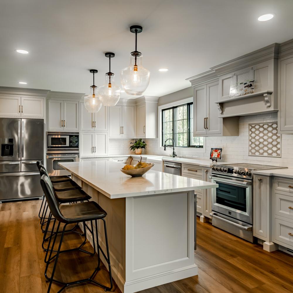 يجمع المطبخ على شكل حرف L بين الكفاءة والجمالية