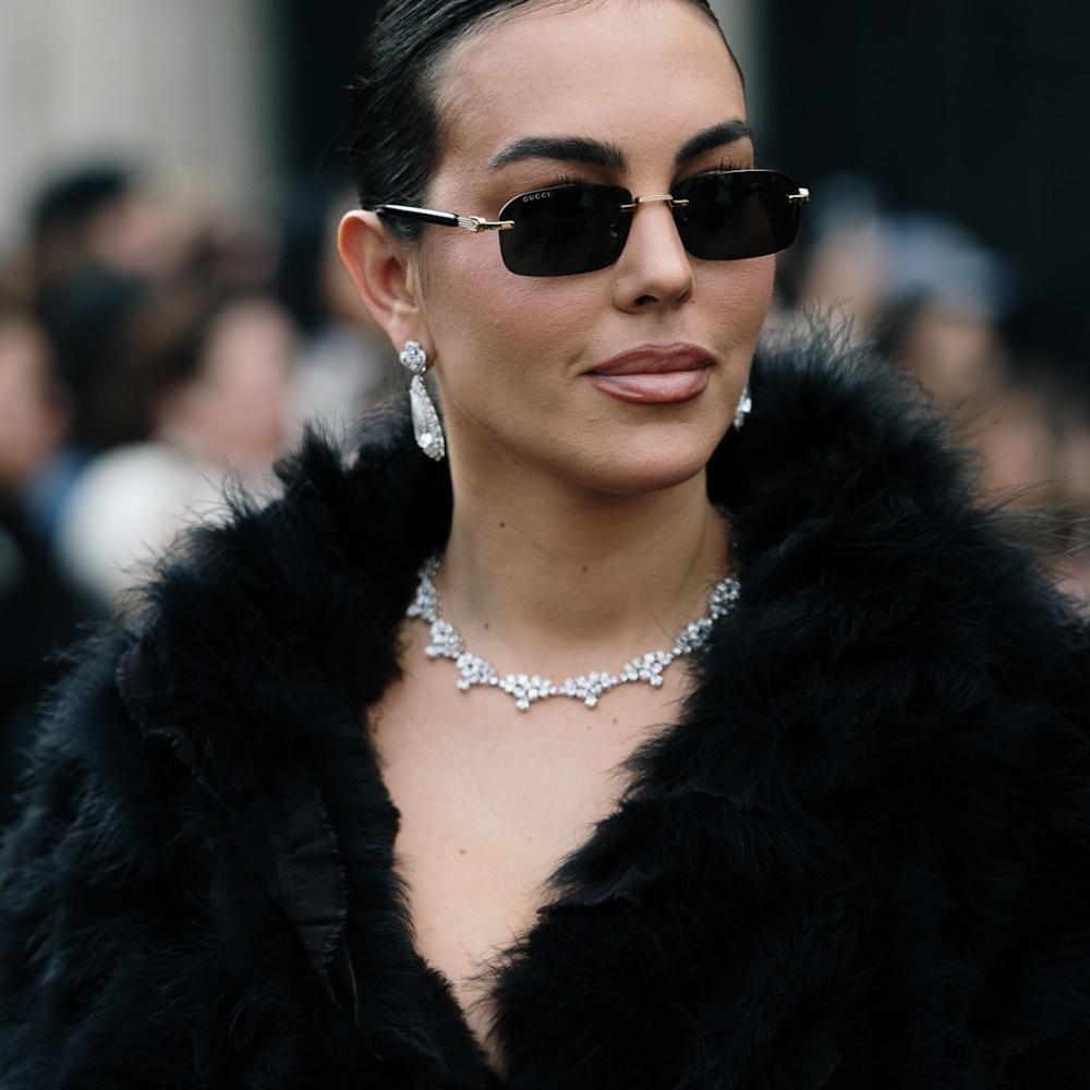 أحمر الشفاه الغلوسي بأسلوب جورجينا رودريغز في شوارع ميلانو