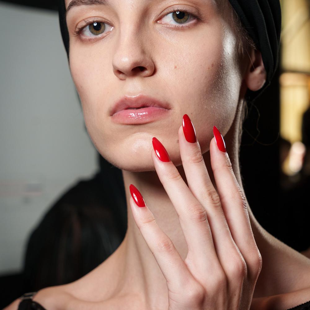 ألوان مناكير حمراء بأسلوب مميز  من دار Lanvin