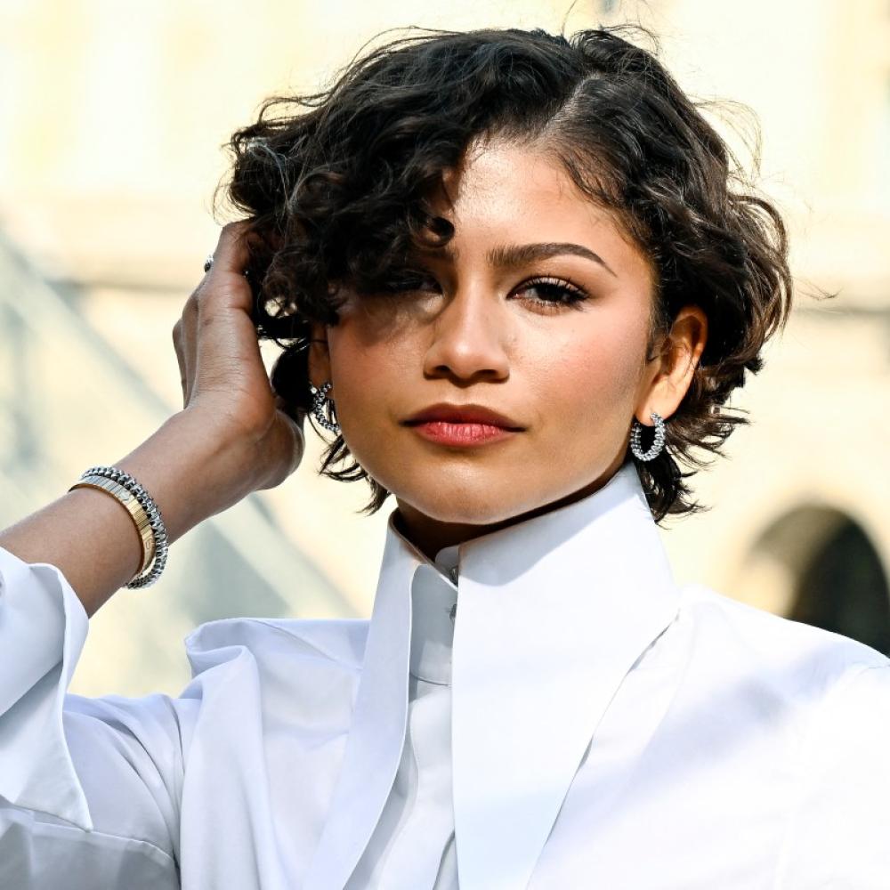  إطلالةZendaya بتسريحة الشعر القصيرة في باريس في عرض أزياء Louis Vuitton