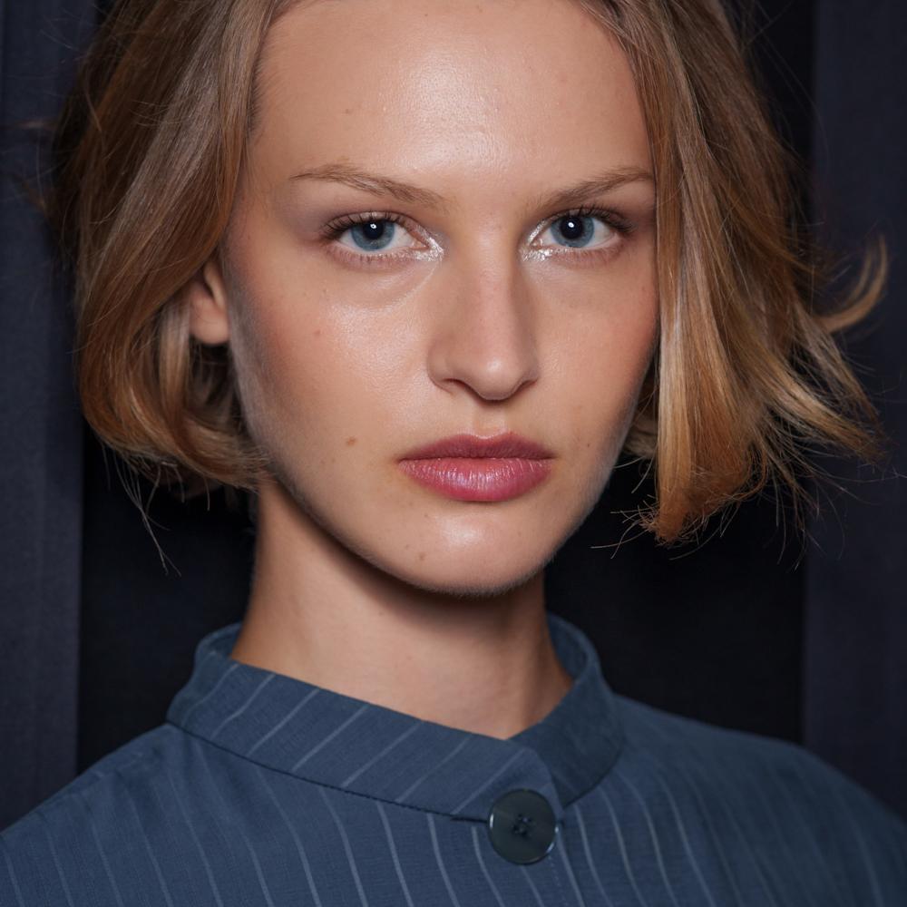 الاستعانة بأقلام الليب باتر على الشفاه من دار Emporio Armani