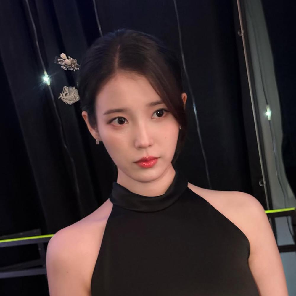 1 رئيسية الفنانة الكورية IU (آيو)