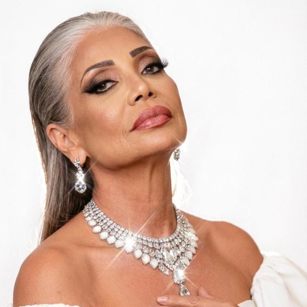 تألقت سوسن بدر بالشعر الأبيض وأعطت مثال للثقة بالنفس