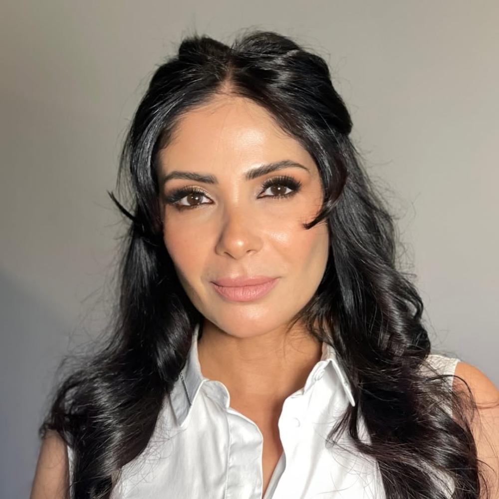 تتبع منى زكي روتين خالص بسبب رفضها للتجميل