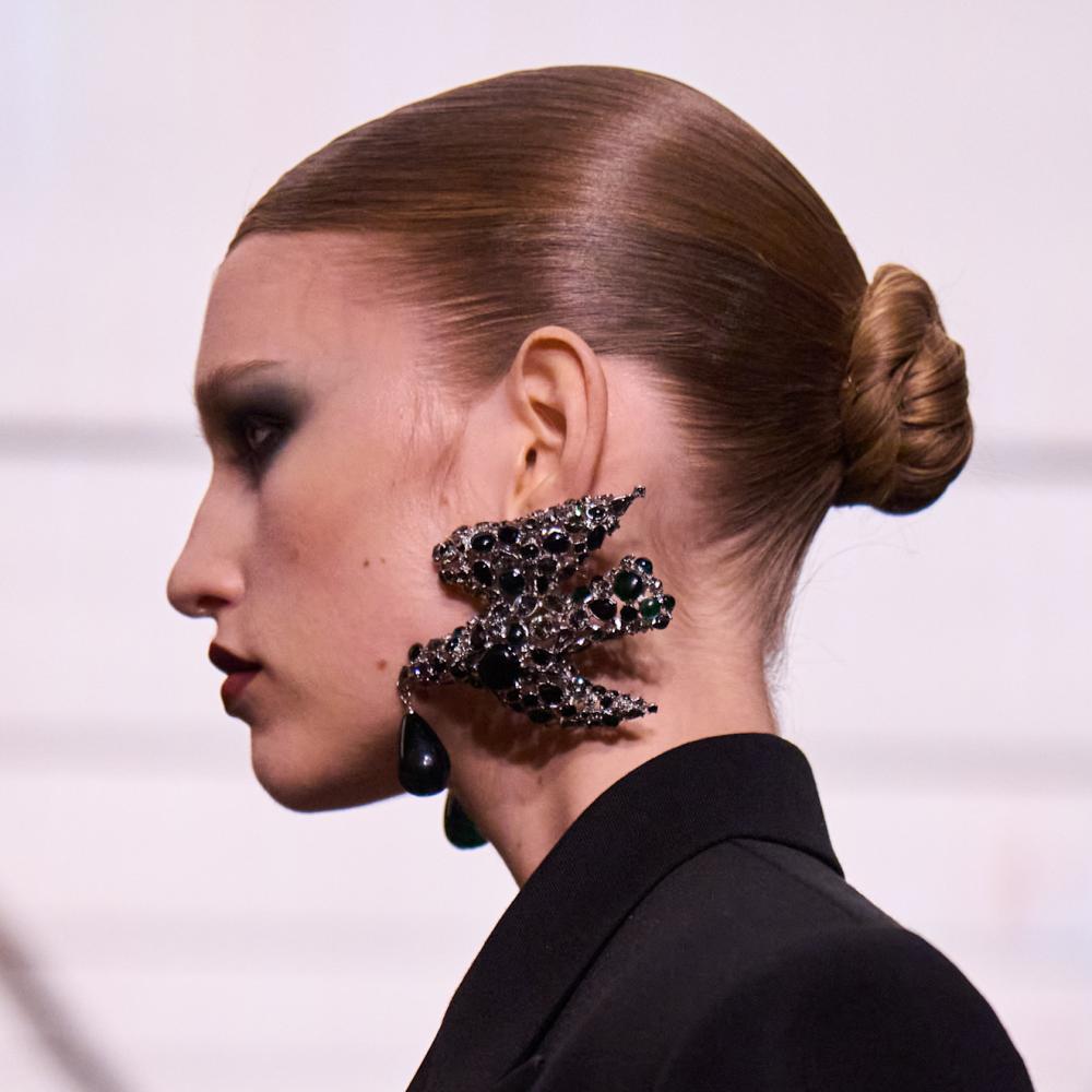 تسريحات شعر الكعكة المبللة والمنخفضة من دار Saint Laurent