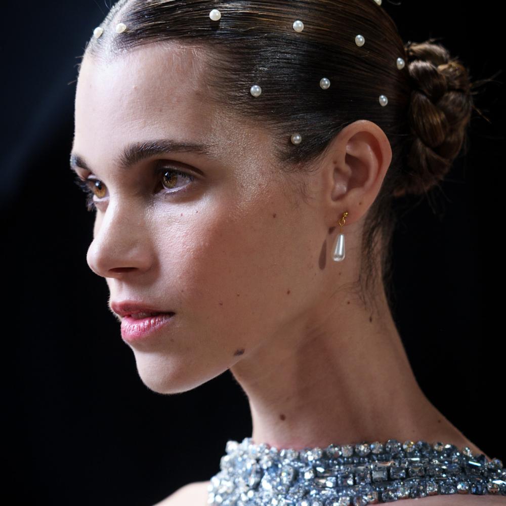  تسريحات شعر الكعكة مع الاكسسوار من دار Zuhair Murad