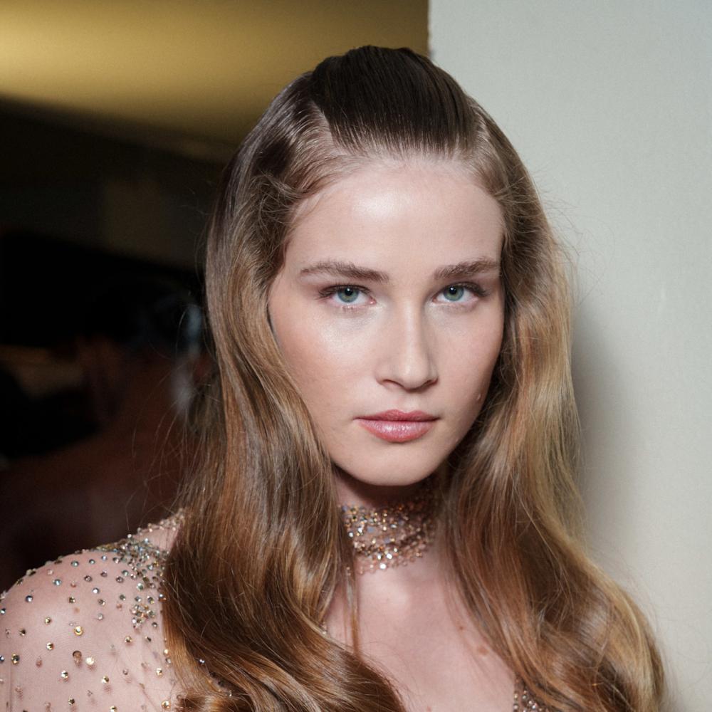 تسريحات شعر ويفي مع الخصل النصفية من دار Elie Saab