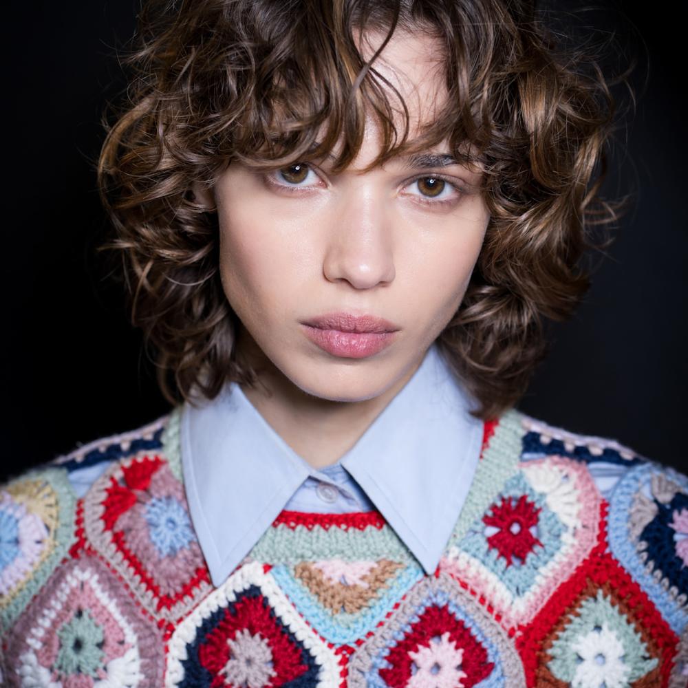 تسريحة الشعر القصير والمتموج من دار Stella McCartney