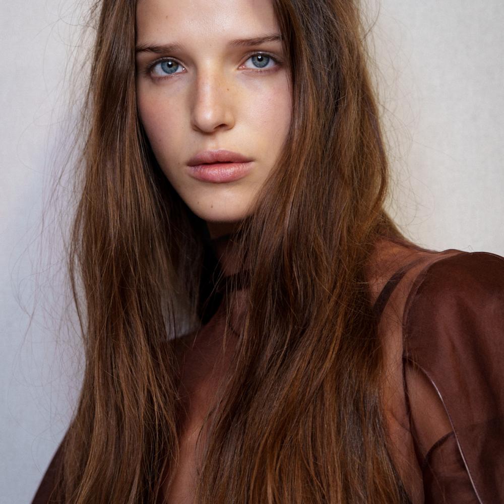 سيروم الشعر أساسي للعناية بالخصل من دار Aje