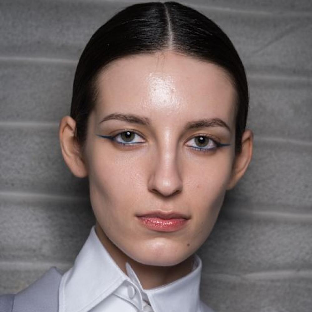 عارضة دار Moschino