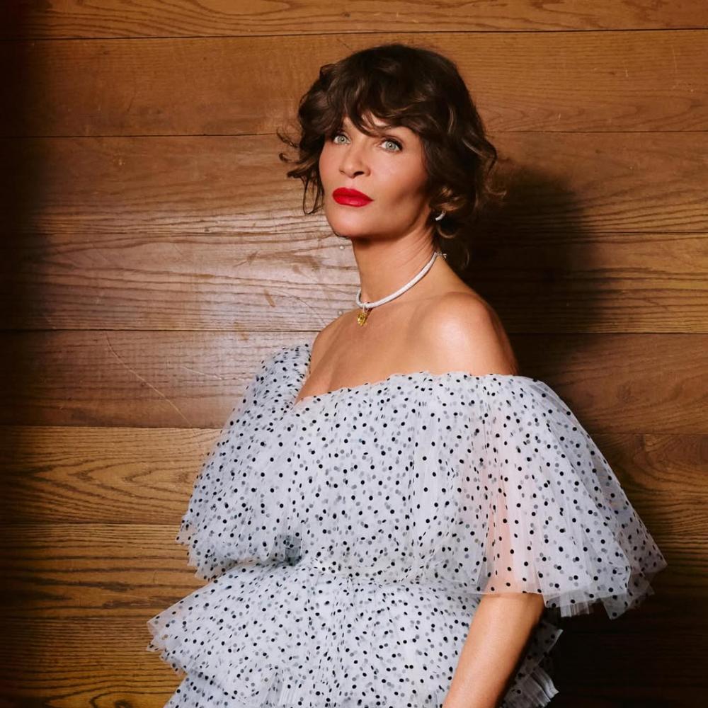  مستحضرات Saie تضفي سحرها على إطلالة النجمةHelena Christensen