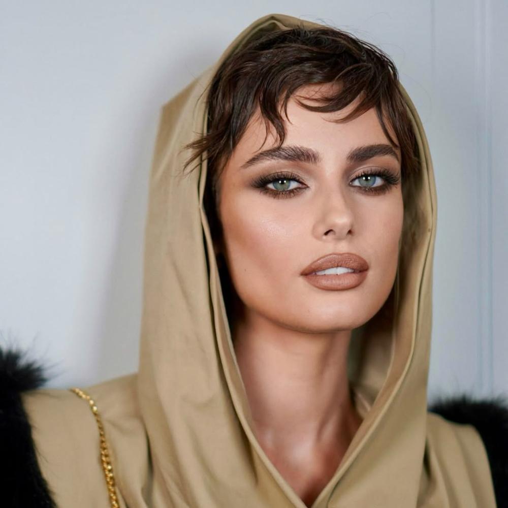 مكياج برونزي ساحر بأسلوب الجميلة Taylor Hill
