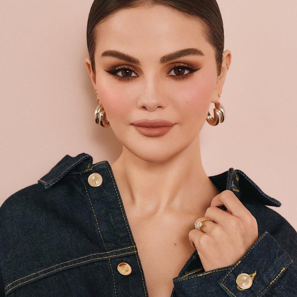 مكياج عيون مشرق بالظلال البنبة المات على طريقة Selena Gomez
